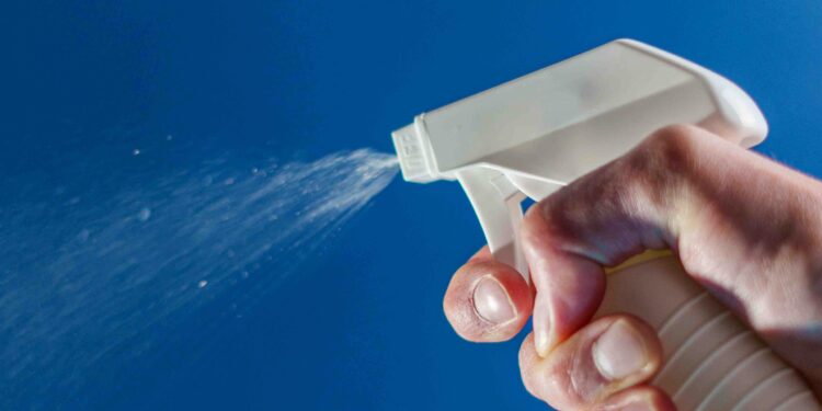 Borrifar vinagre no interior do forno desligado: para que serve e quando fazê-lo