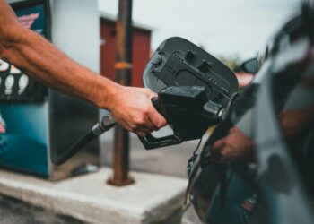 Governo pede que brasileiros se preparem para aumento de 30% na gasolina em 2026