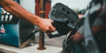Governo pede que brasileiros se preparem para aumento de 30% na gasolina em 2026