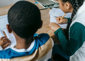 Retorno às aulas é interrompido por greve que paralisa escolas em todo este país