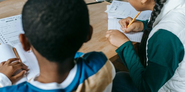 Retorno às aulas é interrompido por greve que paralisa escolas em todo este país