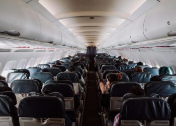 Companhia aérea pode mudar o assento do passageiro? Veja o que diz a lei