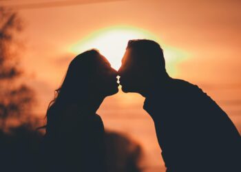 As 6 frases que podem melhorar seu relacionamento, segundo uma psicóloga de Harvard