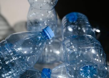 Novo estudo revela efeitos colaterais perturbadores de beber em garrafas de água de plástico