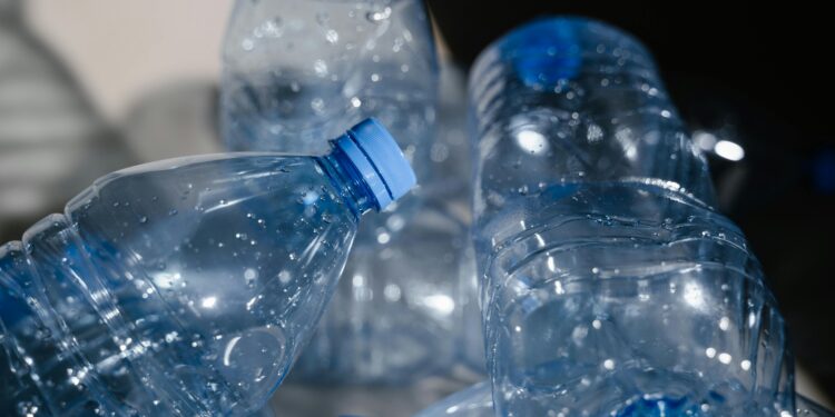 Novo estudo revela efeitos colaterais perturbadores de beber em garrafas de água de plástico