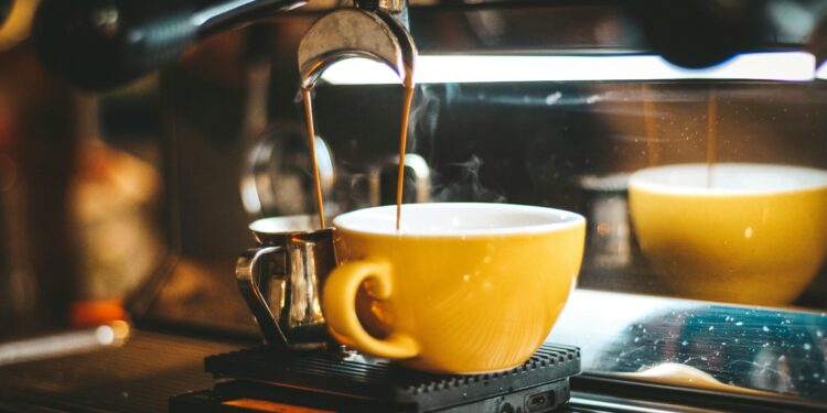 Para que serve tomar um copo de água antes do café e por que todos recomendam