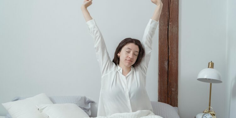 Antes do café ou do celular: especialistas revelam o que você deve fazer ao acordar