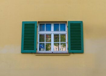 Posso proibir o vizinho de construir uma janela virada para o meu terreno?