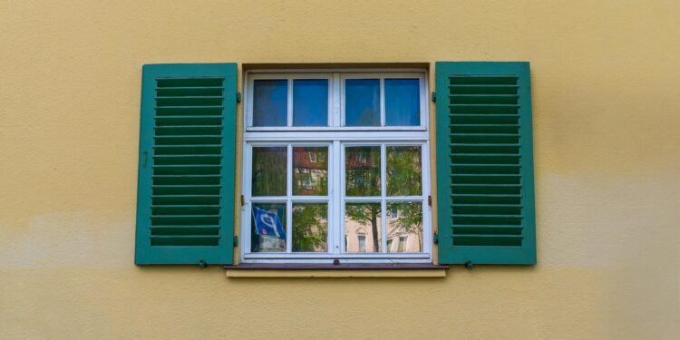 Posso proibir o vizinho de construir uma janela virada para o meu terreno?