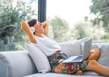 Trabalhar ouvindo música ou em silêncio? Descubra o veredito dos especialistas