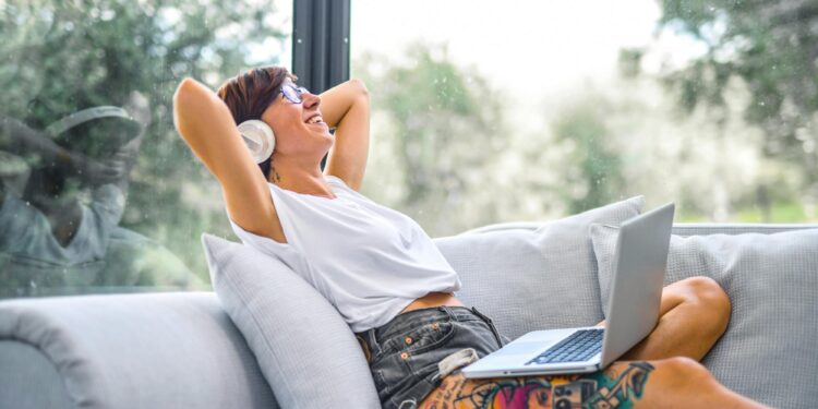 Trabalhar ouvindo música ou em silêncio? Descubra o veredito dos especialistas