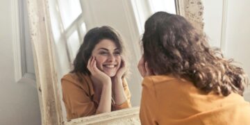 O que é a depressão sorridente: quando a dor emocional se esconde por trás de uma vida que parece "normal"