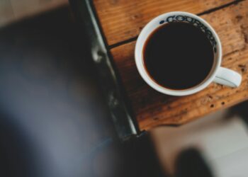 Alerta para quem bebe café quente: "veneno" invisível pode estar indo para dentro do seu corpo