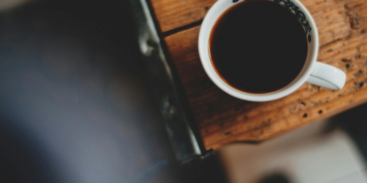 Alerta para quem bebe café quente: "veneno" invisível pode estar indo para dentro do seu corpo