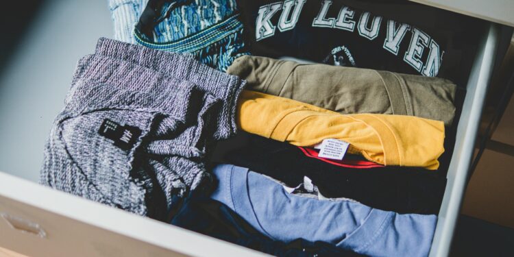 O método de dobra de roupas que economiza 40% de espaço na mala e no armário