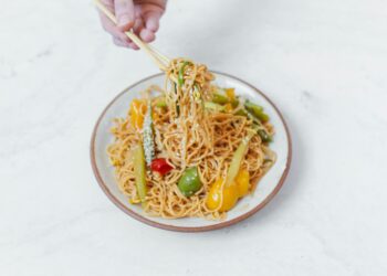 O que você precisa saber antes de colocar arroz ou macarrão no prato de jantar à noite