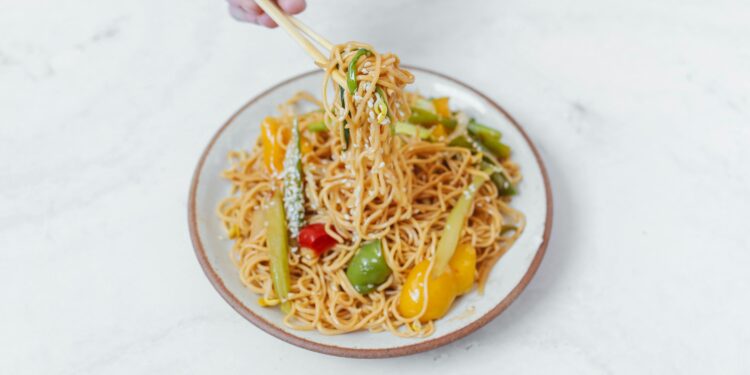 O que você precisa saber antes de colocar arroz ou macarrão no prato de jantar à noite