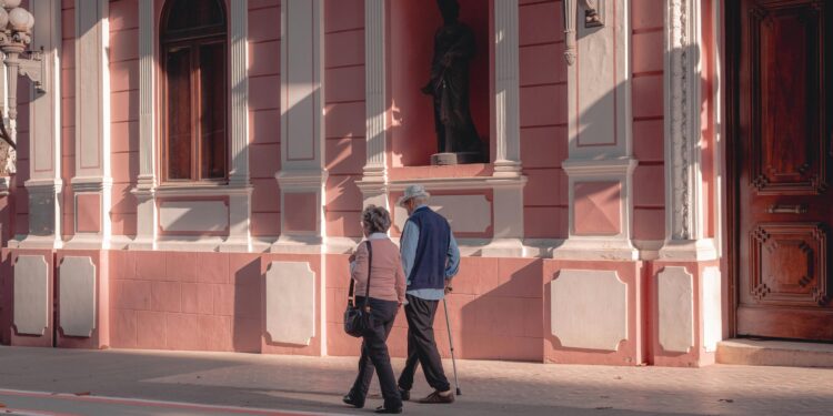 Avanço histórico: Anvisa libera remédio que pode frear doença devastadora em idosos