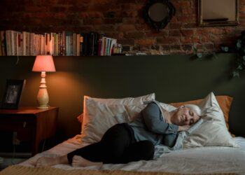 Acima de 60 anos, é melhor acordar cedo ou dormir mais? Especialistas explicam