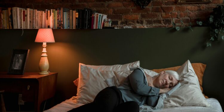 Acima de 60 anos, é melhor acordar cedo ou dormir mais? Especialistas explicam