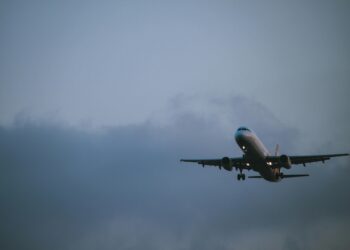 Após fortes tempestades, voos de avião estão sendo cancelados em todo este país
