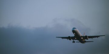 Após fortes tempestades, voos de avião estão sendo cancelados em todo este país