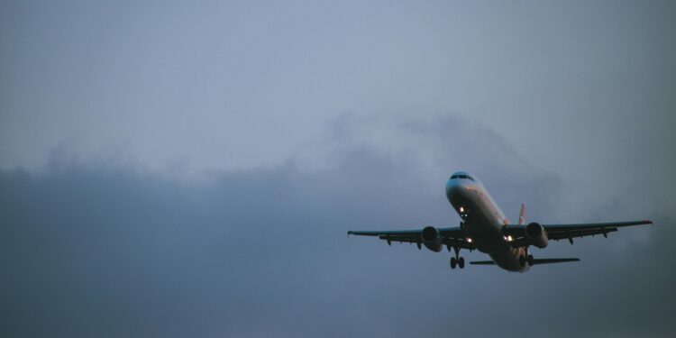 Após fortes tempestades, voos de avião estão sendo cancelados em todo este país