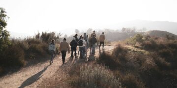 Como fazer a caminhada japonesa: o exercício que melhora o sono e reduz a pressão arterial