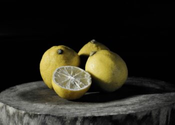 Colocar uma rodela de limão no micro-ondas desligado: para que serve e por que o recomendam