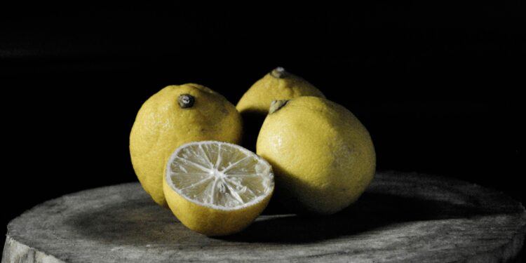 Colocar uma rodela de limão no micro-ondas desligado: para que serve e por que o recomendam