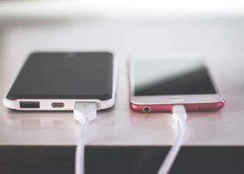 Por que deixar o celular na tomada até de manhã está matando sua bateria