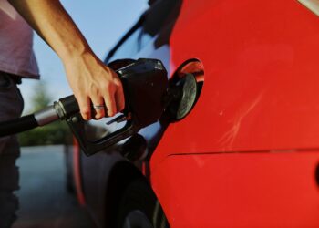 Brasileiros se revoltam após confirmação de que a gasolina ficará ainda mais cara em 2026