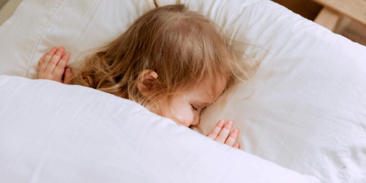 Janelas abertas ou ar-condicionado? Descubra como equilibrar conforto e tranquilidade em suas noites.