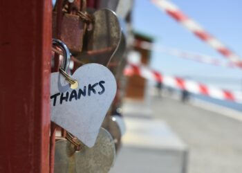 Dizer "obrigado" parece só um ato de gentileza, mas a ciência enxerga algo muito mais profundo