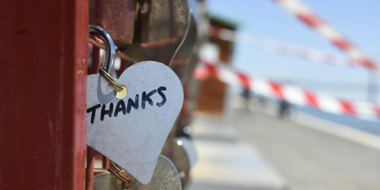 Dizer "obrigado" parece só um ato de gentileza, mas a ciência enxerga algo muito mais profundo