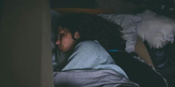 Esse hábito a noite é comum, mas pode cobrar um preço alto do seu cérebro e do coração