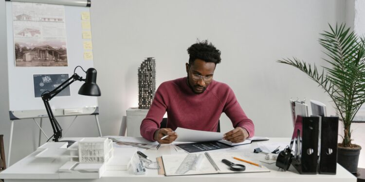 Trabalhadores que são MEI precisam ficar atentos a prazo que vai até 31/01 ou serão desenquadrados pelo governo