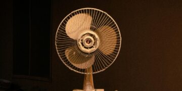 Ar condicionado dos antigos: como baixar a temperatura do ambiente só com gelo e um ventilador