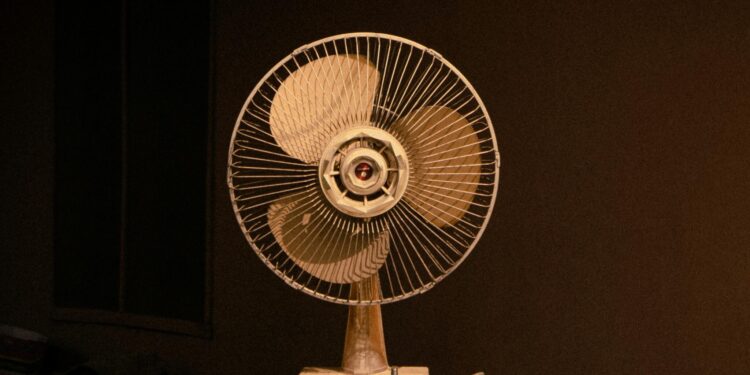 Ar condicionado dos antigos: como baixar a temperatura do ambiente só com gelo e um ventilador