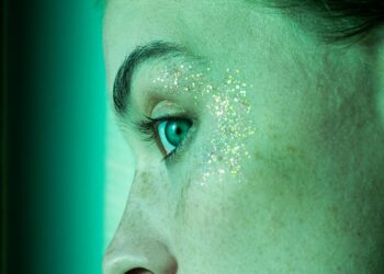 Glitter do Carnaval faz mal para a pele? Saiba o que os especialistas dizem