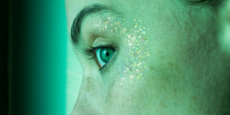 Glitter do Carnaval faz mal para a pele? Saiba o que os especialistas dizem