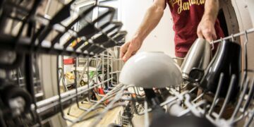 O modo correto de colocar os talheres na máquina de lavar louça para uma limpeza completa