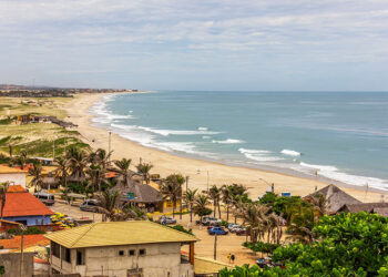 Praia que encanta com o pôr do sol perfeito já virou cenário de novelas e fica no Brasil