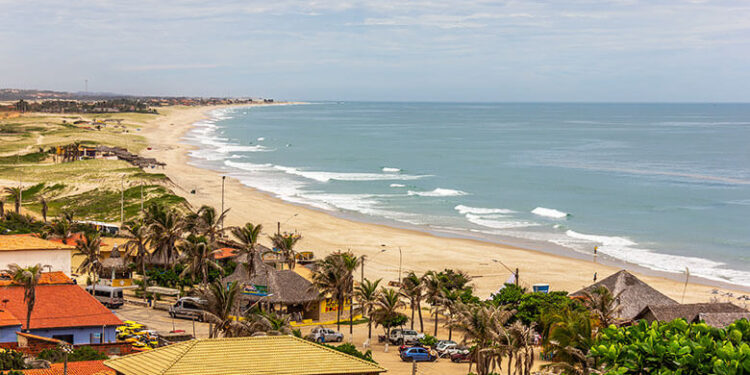 Praia que encanta com o pôr do sol perfeito já virou cenário de novelas e fica no Brasil