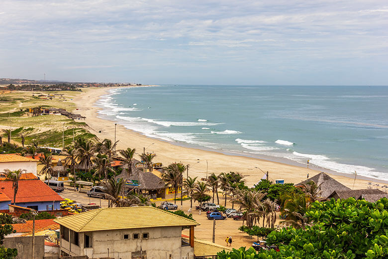 Praia que encanta com o pôr do sol perfeito já virou cenário de novelas e fica no Brasil