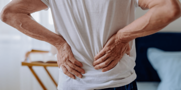 Quem tem dor nas costas deveria fazer este exercício todos os dias, dizem fisioterapeutas