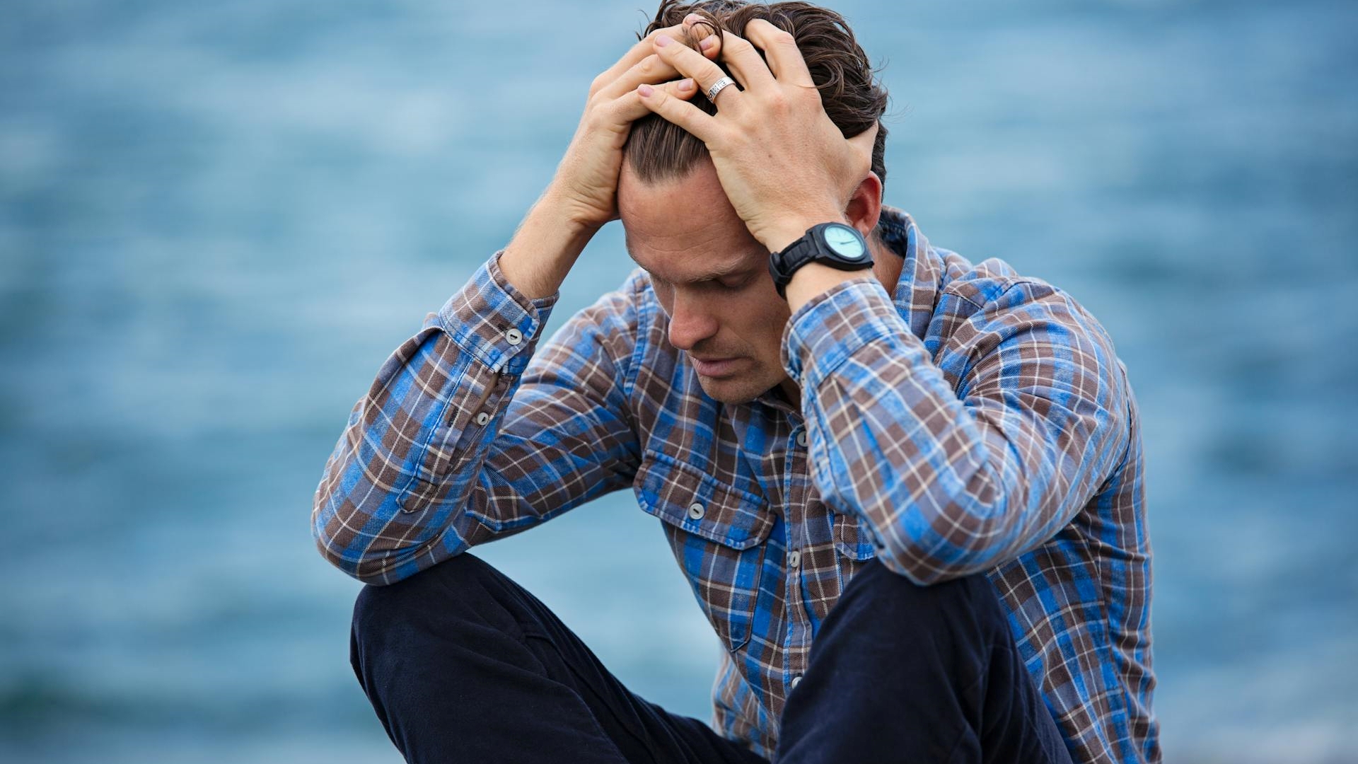 Terapeutas dizem que estes 5 hábitos comuns estão alimentando sua ansiedade