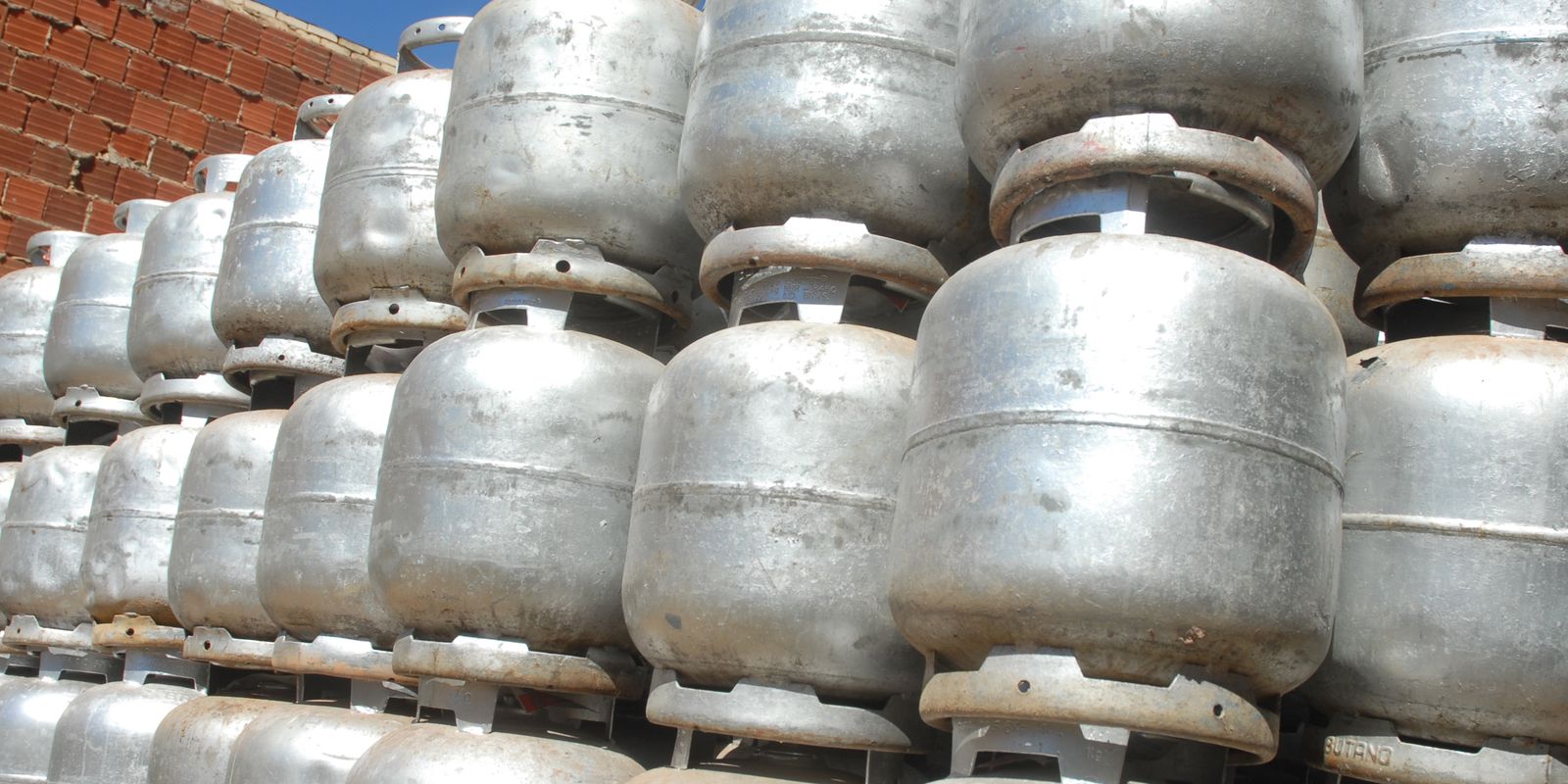 Brasileiros ganham acesso gratuito a item básico da cozinha por decisão do governo