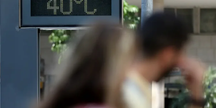 Calor de 40 °C chega ao Brasil com risco de temporais e abafamento intenso