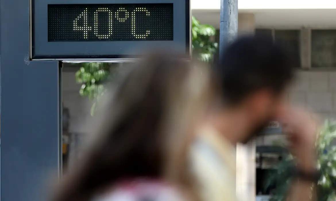 Calor de 40 °C chega ao Brasil com risco de temporais e abafamento intenso